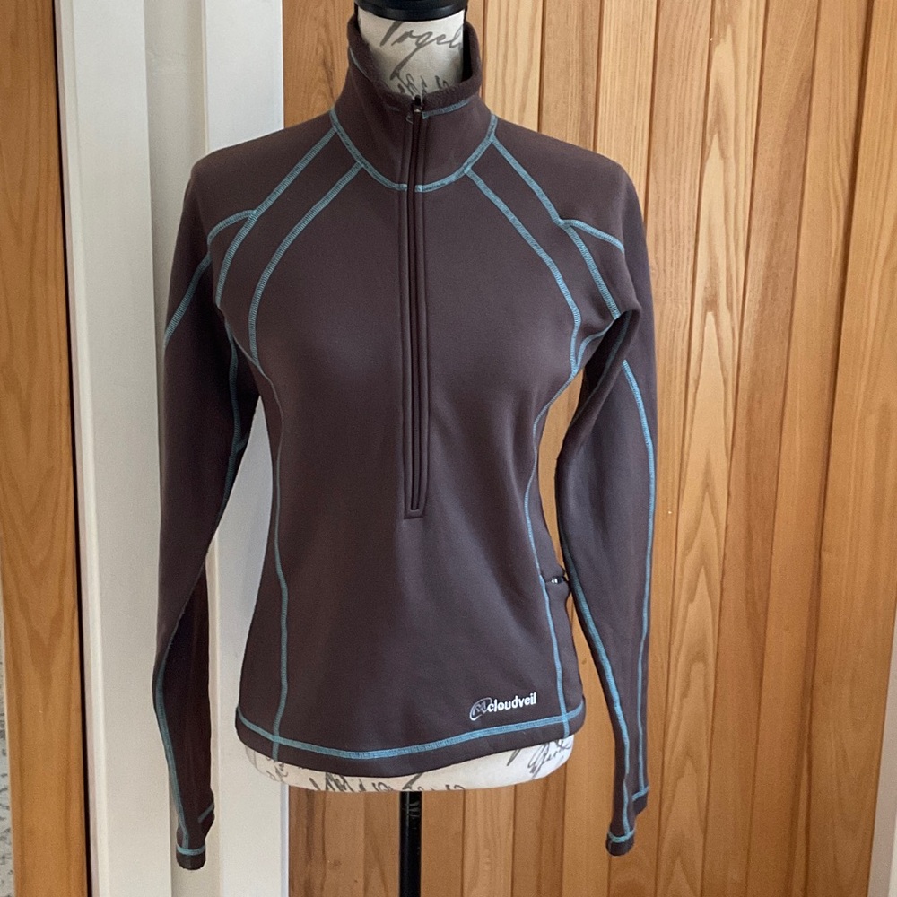 Women’s Cloudveil expedition weigh 1/2 zip top. Brown with blue stitching. Small